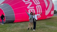 Sarah und Anna aus dem N-JOY Team vor dem Airbeat One Heißluftballon. © NDR / N-JOY 
