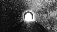 Das Bild zeigt den Ausgang eines Tunnels. © Imago / Westend61 Foto: Westend61