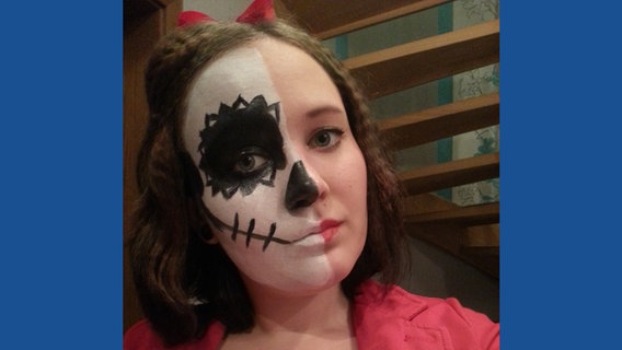 Für ihre eigene Halloweenparty hat <b>Daniela unter</b> dem Motto &quot;Halb Skelett, <b>...</b> - halloweenselfies106_v-contentgross