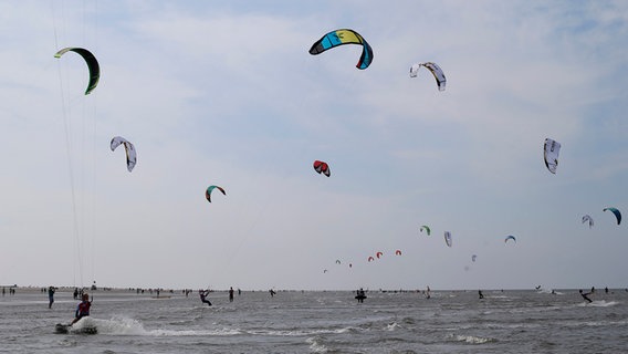 Kitesurfer in Aktion beim Kitesurf World Cup in St. Peter Ording © NDR 