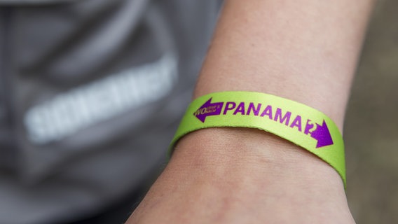 La palabra está escrita en una pulsera. "Panamá".  © Picture Alliance / R. Goldman Foto: Picture Alliance / R. Goldman