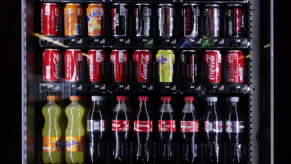 Zu sehen ist ein Getränkeautomat mit verschiedenen Erfrischungsgetränken. © imago/allmdi Foto: allmdi