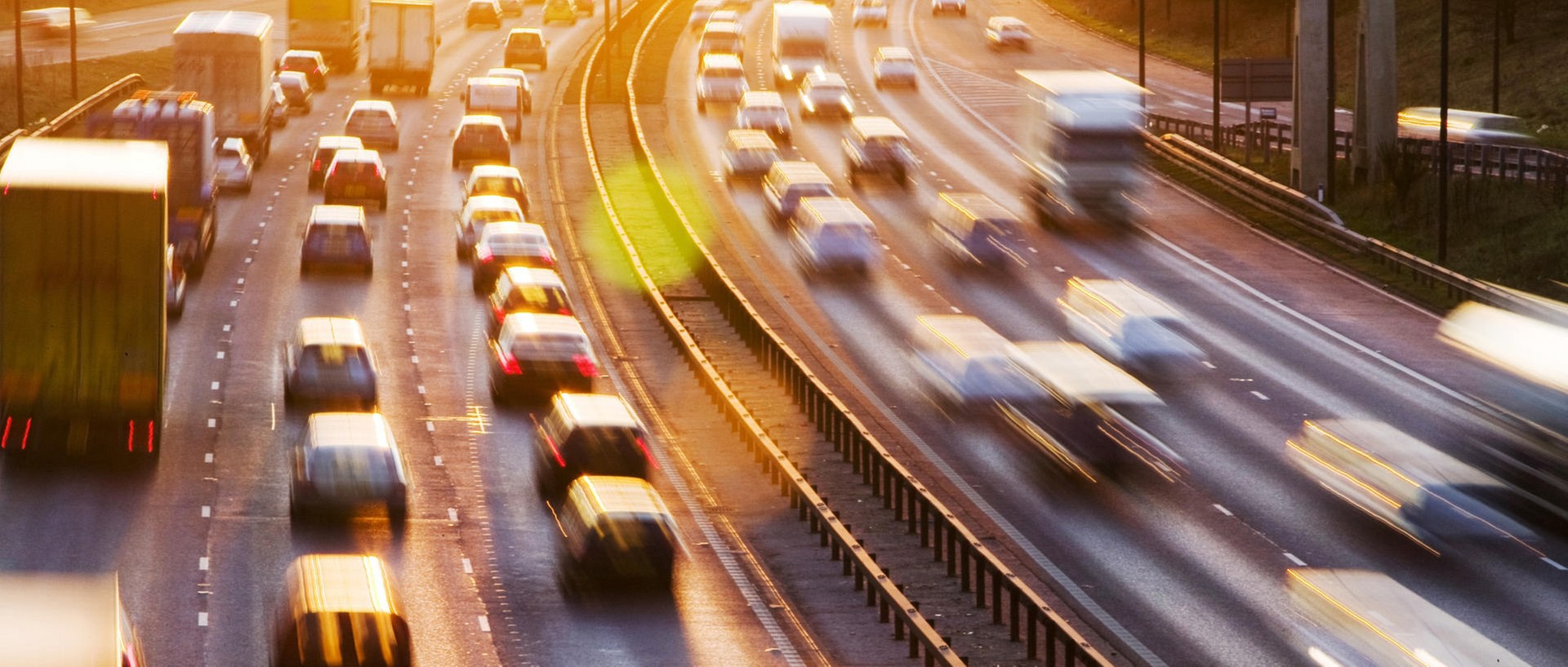 Eine Autobahn mit Autos während des Sonnenuntergangs., © picture alliance/Global Warming ImagesFoto: Ashley Cooper