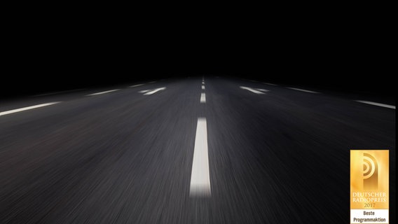Eine dunkle Straße bei Nacht. © imago / STPP 