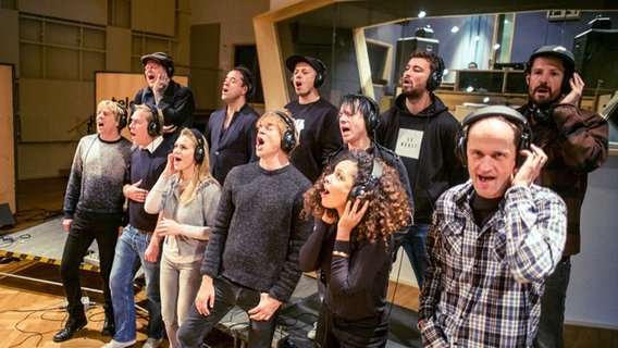 Die Mitglieder der Band Aid 30 bei Aufnahmen einer deutschen Version des Charity-Songs "Do They Know It's Christmas?" ©  picture alliance / dpa Foto: Paul Ripke/JPK/dpa