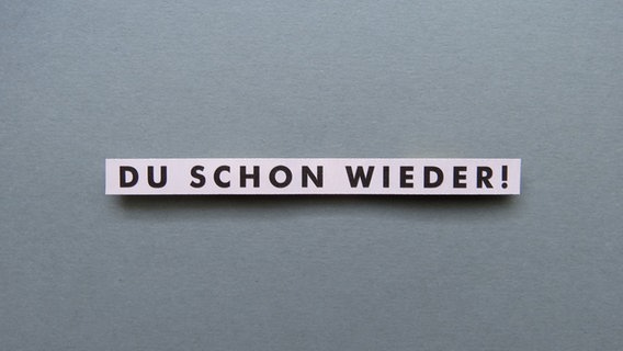 Auf grauem Hintergrund steht "Du schon wieder". © knallgrün / photocase.de Foto: knallgrün / photocase.de