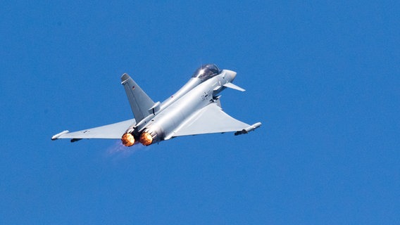 Ein Eurofighter der Luftwaffe in der Luft. © picture alliance/Julian Stratenschulte/dpa Foto: Julian Stratenschulte