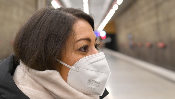 A woman wears an FFP2 mask in public.  © picture alliance / Sven Simon Photo: Sven Simon