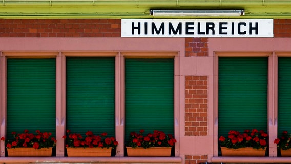 Zu sehen ist ein Gebäude, an dem ein Schild mit der Aufschrift "Himmelreich" hängt. © Weigand/photocase.de Foto: Weigand