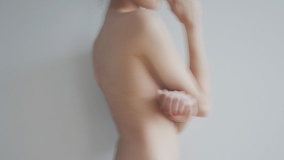 Die Silhouette einer nackten Frau mit verschränkten Armen. © dima_gerasimov / photocase.de Foto: dima_gerasimov / photocase.de
