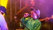 Jakob Amr und die Indie-Rock-Band Leoniden spielen bei einem Konzert in einem kleinen Dorf bei Wismar. © picture alliance/dpa/dpa-Zentralbild | Jens Büttner Foto: Jens Büttner