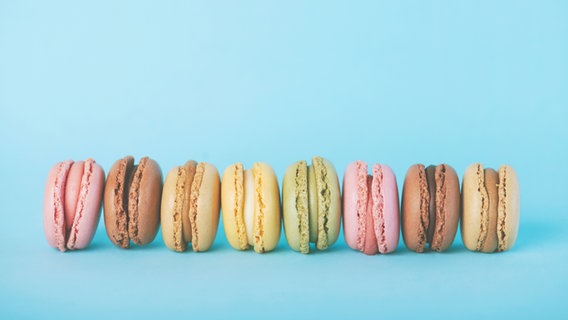 Macarons in verschiedenen Farben liegen in einer Reihe. © estherm / photocase.de Foto: estherm / photocase.de