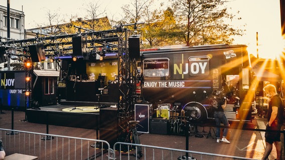 Der N-JOY Reeperbus bei Sonnenuntergang auf dem Reeperbahn Festival 2020. © NDR/N-JOY Foto: Benjamin Hüllenkremer