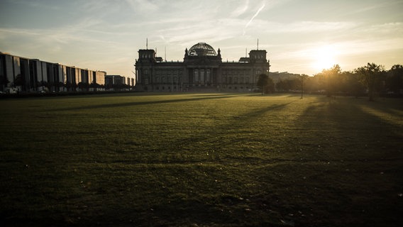 Das Reichstagsgebäude aus der Ferne bei Sonnenuntergang. © FlorianxGaertner/photothek.net Foto: FlorianxGaertner/photothek.net