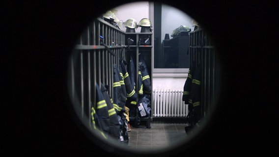 Blick durch eine Tür von der Feuerwehrwache 15 in Hamburg Stellingen. © NDR/7 Tage Foto: Nikolas Müller