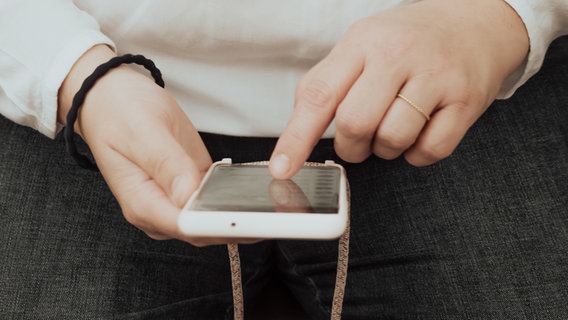 Eine Nahaufnahme von Händen, die ein Smartphone halten und bedienen. © mariokeeneye / photocase.de Foto: mariokeeneye / photocase.de