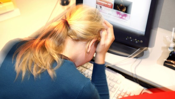 Bild von einer gestressten Frau, an ihrem Arbeitsplatz © NDR 