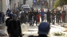 Straßenkämpfe in Algerien. © dpa - Picture Alliance 