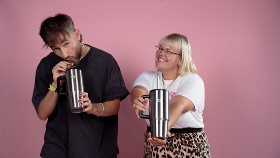 Martina und Greg mit dem N-JOY Cup. © N-JOY 