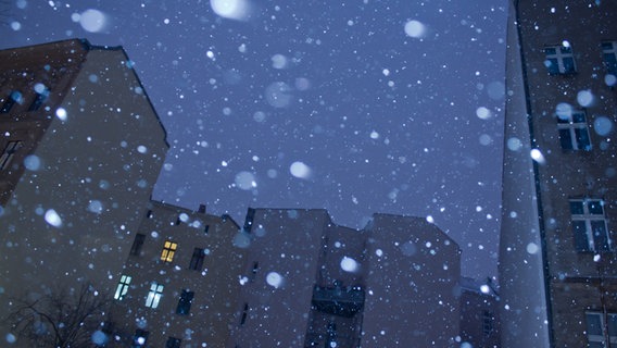 Häuser im Schneegestöber bei Dunkelheit. © photocase Foto: zettberlin