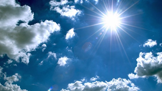 Die Sonne scheint an leicht bewölktem Himmel. © fotolia 